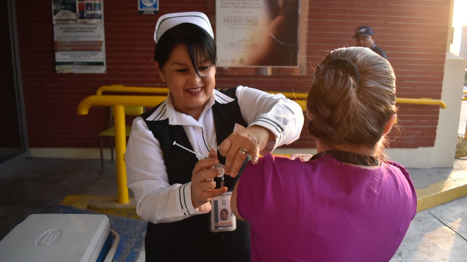 En todos estos lugares ofrecieron el servicio en modalidad drive thru, mientras que en la Guardería No. 2 la vacunación se realizó de manera peatonal.