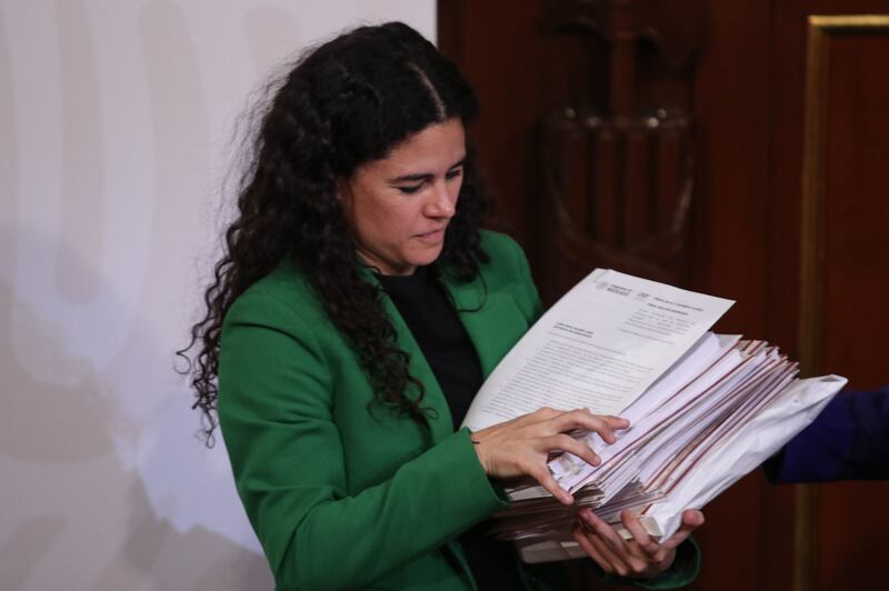 CIUDAD DE MÉXICO, 05FEBRERO2024.- Luisa María Alcalde, secretaria de Gobernación con las propuestas del presidente durante la entrega  iniciativas de Reforma a la Constitución, que se llevó a cabo en Palacio Nacional.