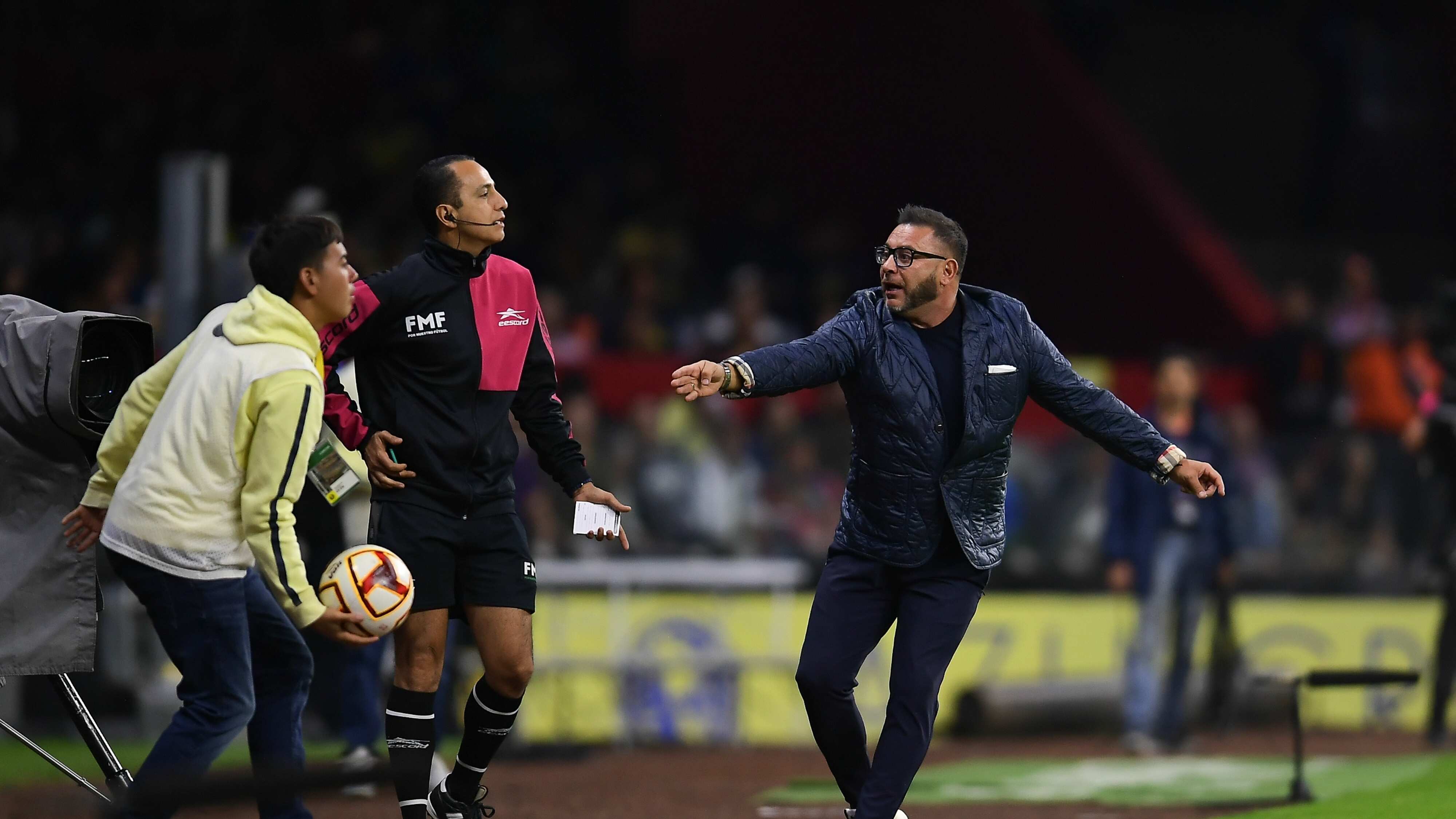 Antonio Mohamed reconoció su error tras ser expulsado en el juego contra América.