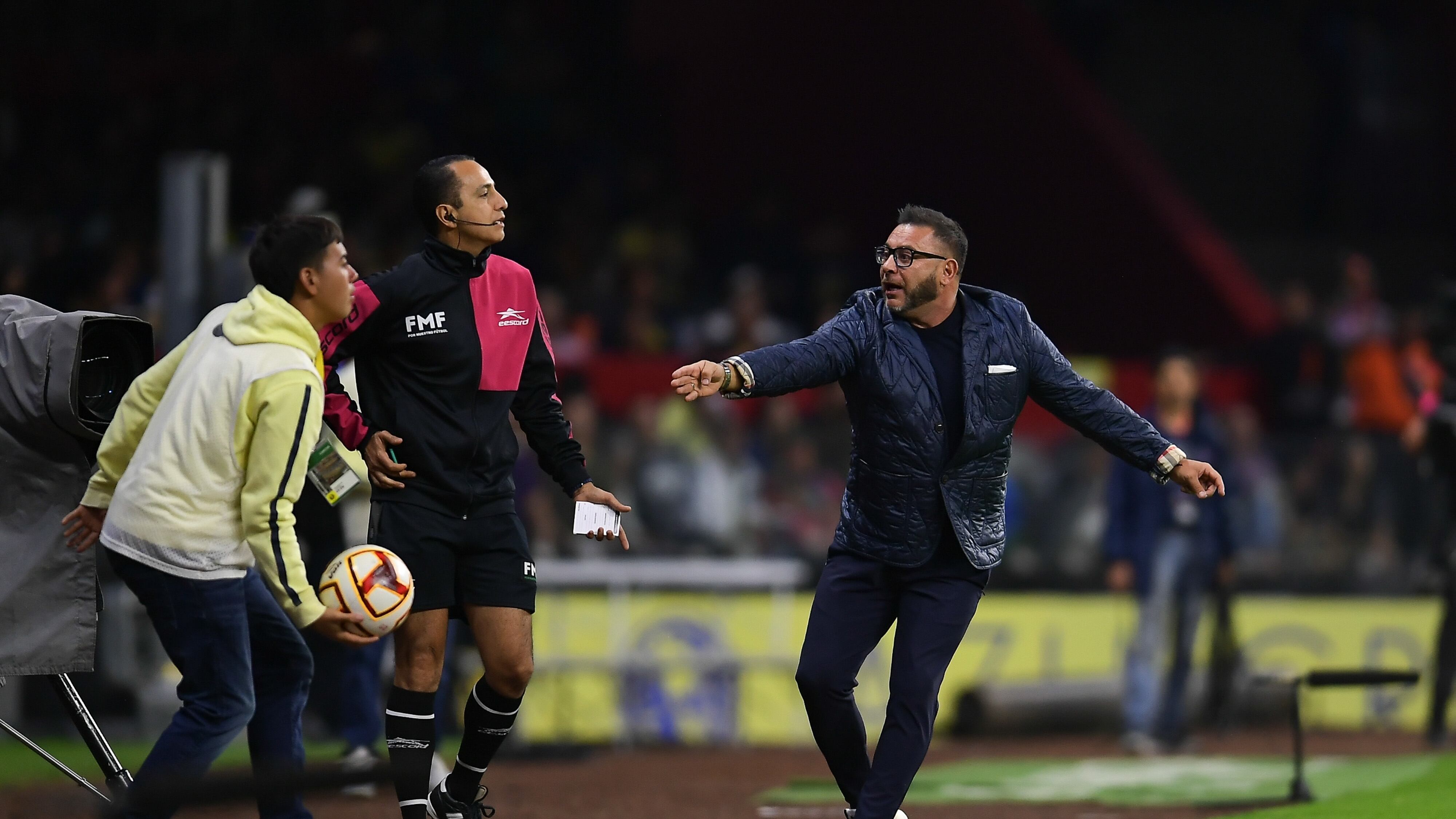 Antonio Mohamed reconoció su error tras ser expulsado en el juego contra América.