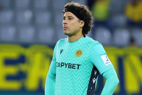 Guillermo Ochoa se come increíble gol entre las piernas en Chipre: Video