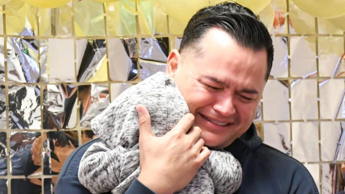 Bismharck Rogelio, el primer hombre que se convierte en papá soltero tras adoptar un bebé en México.