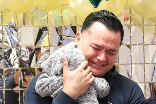 Hombre se convierte en el primer papá soltero en adoptar un bebé en México 