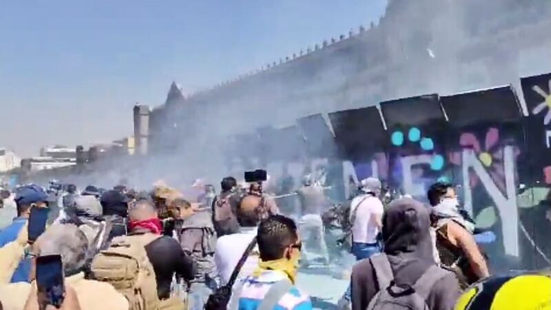 Imágenes desde la marcha de la Generación Z: Encapuchados lanzan cohetones y golpean vallas de Palacio Nacional