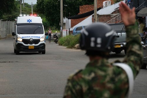 Explosión de coche bomba dentro de base militar en Colombia deja 36 muertos