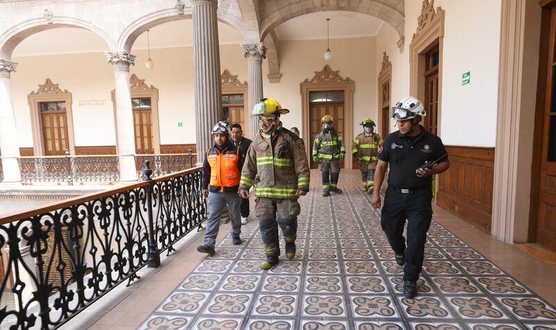 El equipo de bomberos llegó para mitigar el incendio en el segundo piso del inmueble.