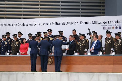 Reconoce Lemus a los más de 220 egresados de la Fuerza Aérea Mexicana