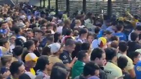 Aficionados colapsaron accesos del Estadio Azteca en el Clásico Capitalino.