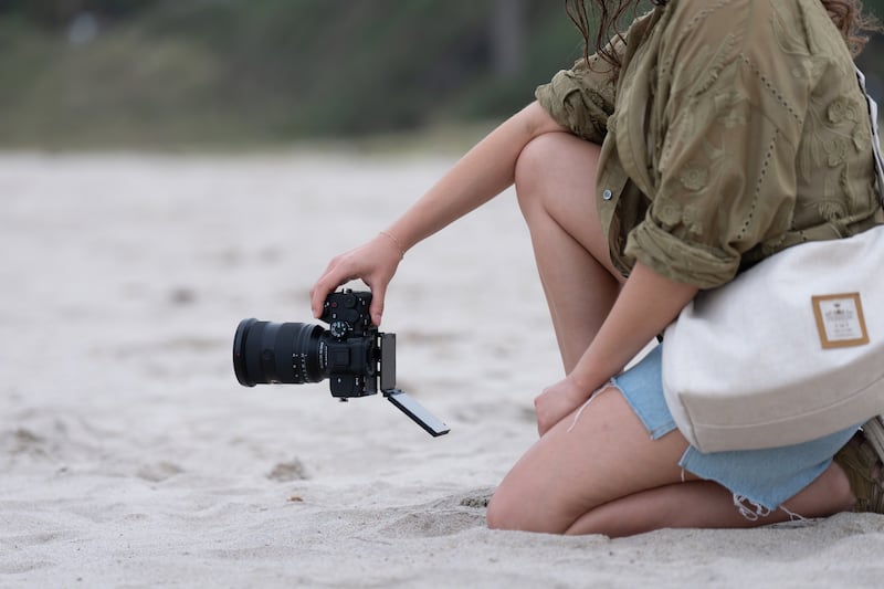 La compañía japonesa presenta este mes en México un equipo con sensor parcialmente apilado, inteligencia artificial y capacidades de video que rivalizan con cámaras de cine