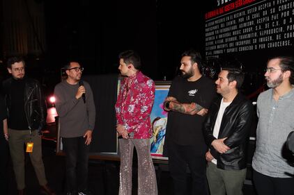 El cantante y compositor venezolano fue sorprendido con un disco Platino por su álbum EVA, Doble diamante y Triple Platino por su sencillo Ojos Marrones en el Teatro Metropólitan.