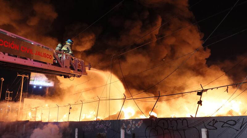 Peritos investigarán si el incendio fue provocado.