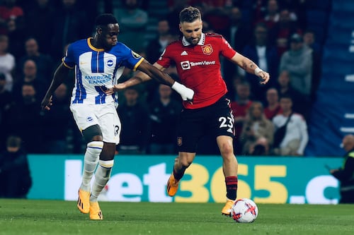 Manchester United pierde con penal de último minuto