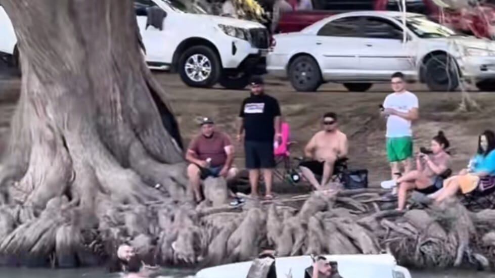 Los tripulantes de la lancha resultaron ilesos, por fortuna llevaban chalecos salvavidas.