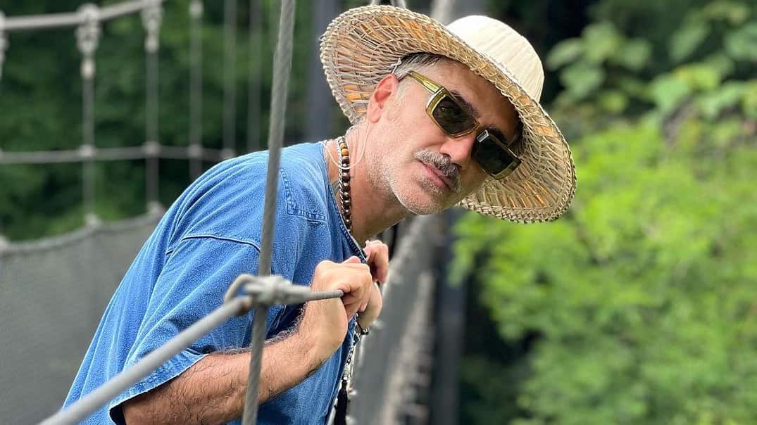 El cantante y su novia gozan de unas largas vacaciones de verano por Asia.