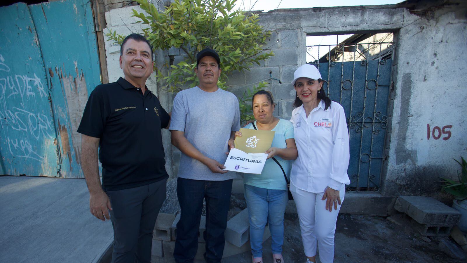 Eugenio Montiel Amoroso y la diputada Consuelo Gálvez entregaron las tarjetas a las familias de la Alianza Real.