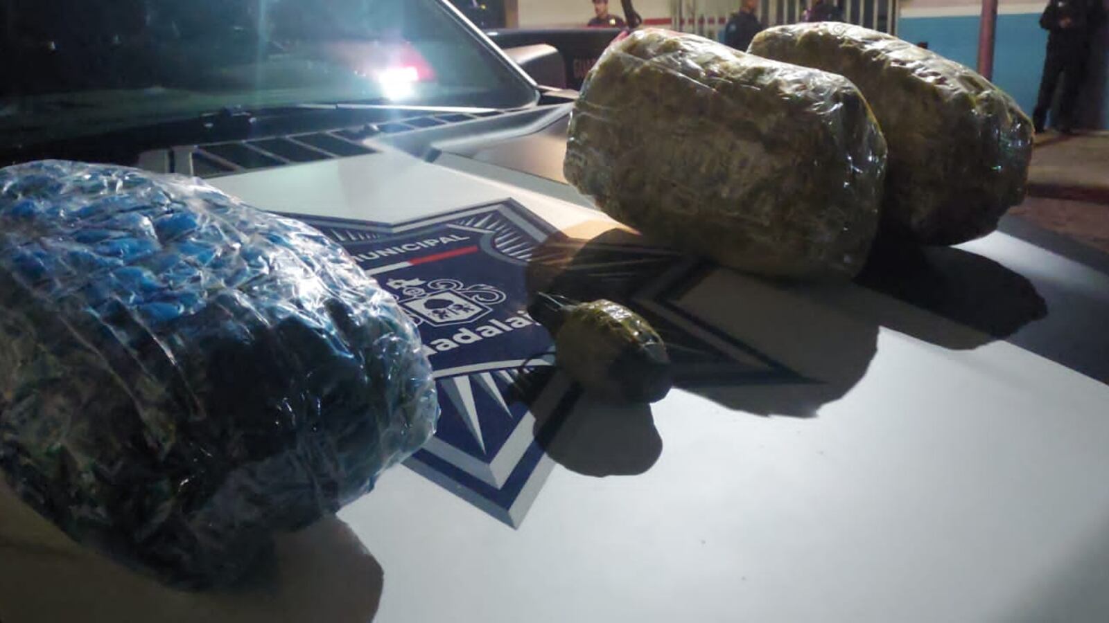 La droga y la granada asegurada por las autoridades.