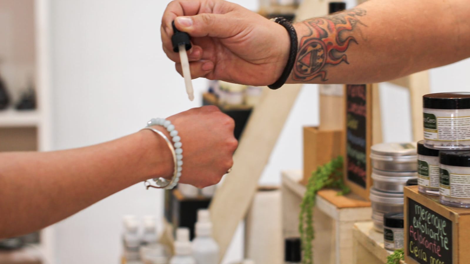 Productores locales exhiben y comercializan sus piezas en la Casa de las Artesanías durante el Festival Artesanal de Primavera.