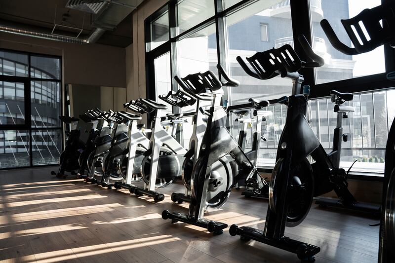 Las clases de spinning ofrecen una amplia gama de beneficios para la salud y la condición física. Foto: Freepik.