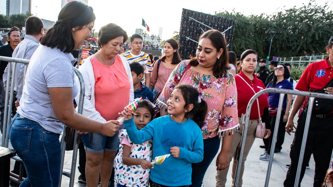 La ceremonia es un punto de reunión para las familias nuevoleonesas y visitantes.