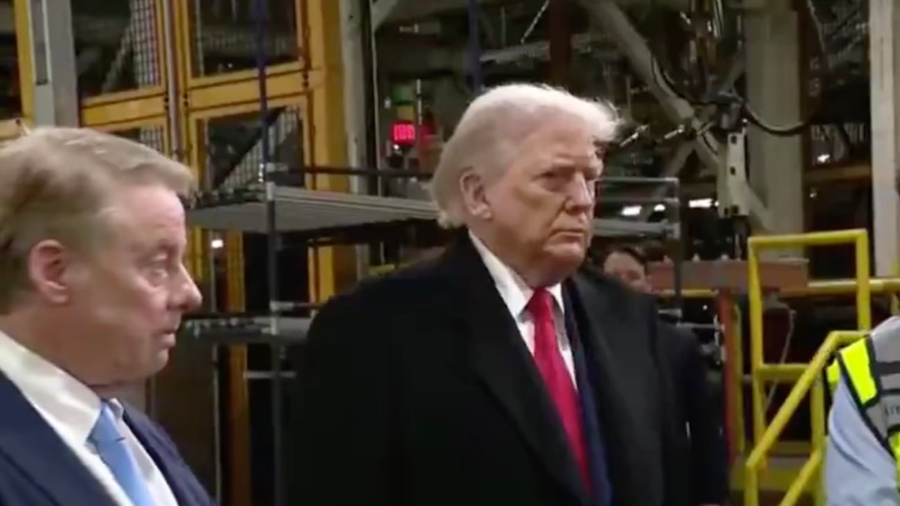 Trump visita fábrica.