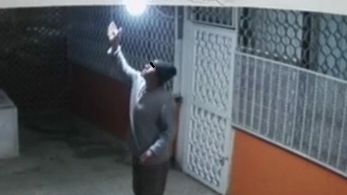 Las cámaras de seguridad grabaron el momento del robo.