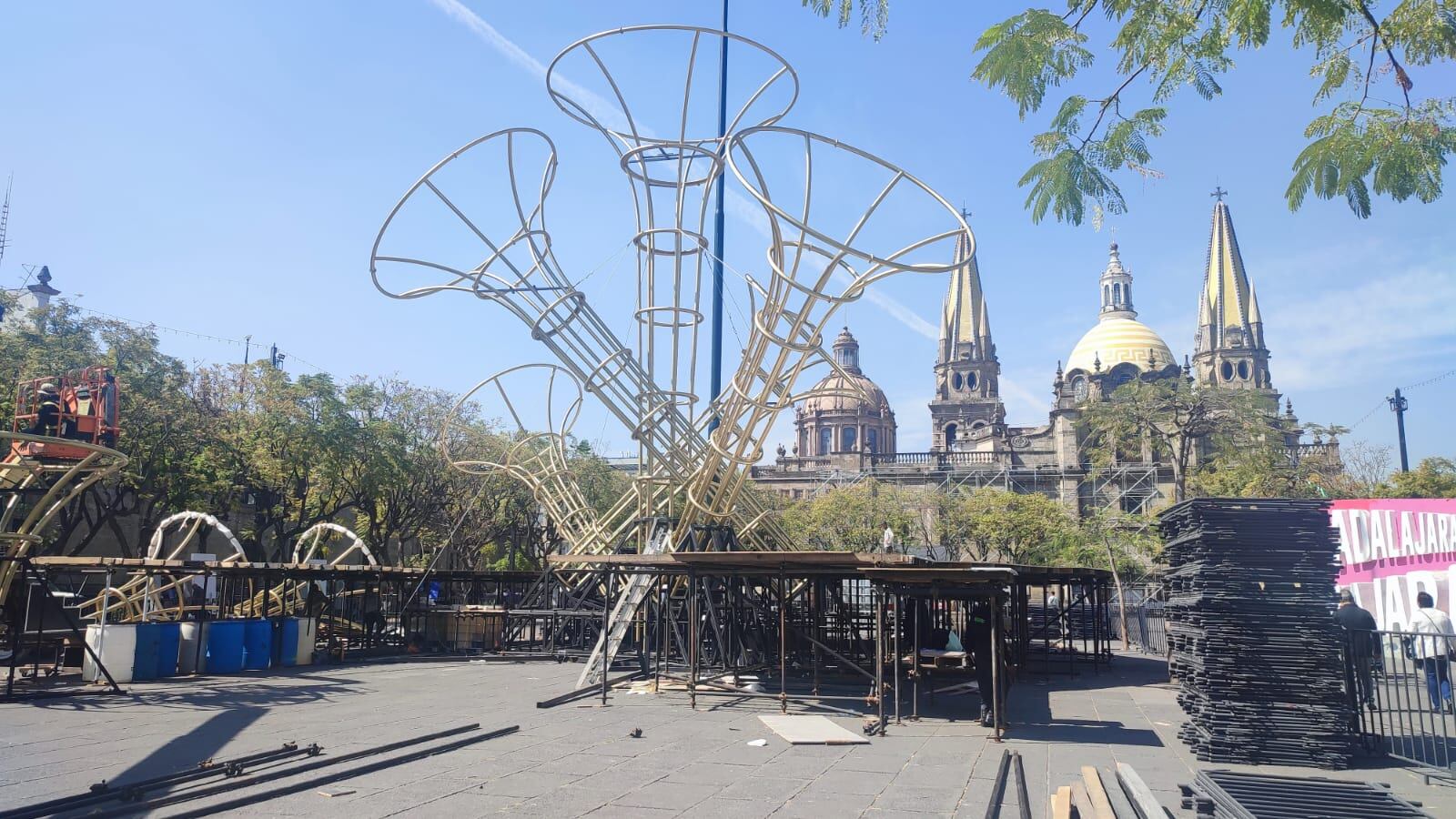 Las autoridades iniciaron el montaje de las estructuras en Plaza de la Liberación.