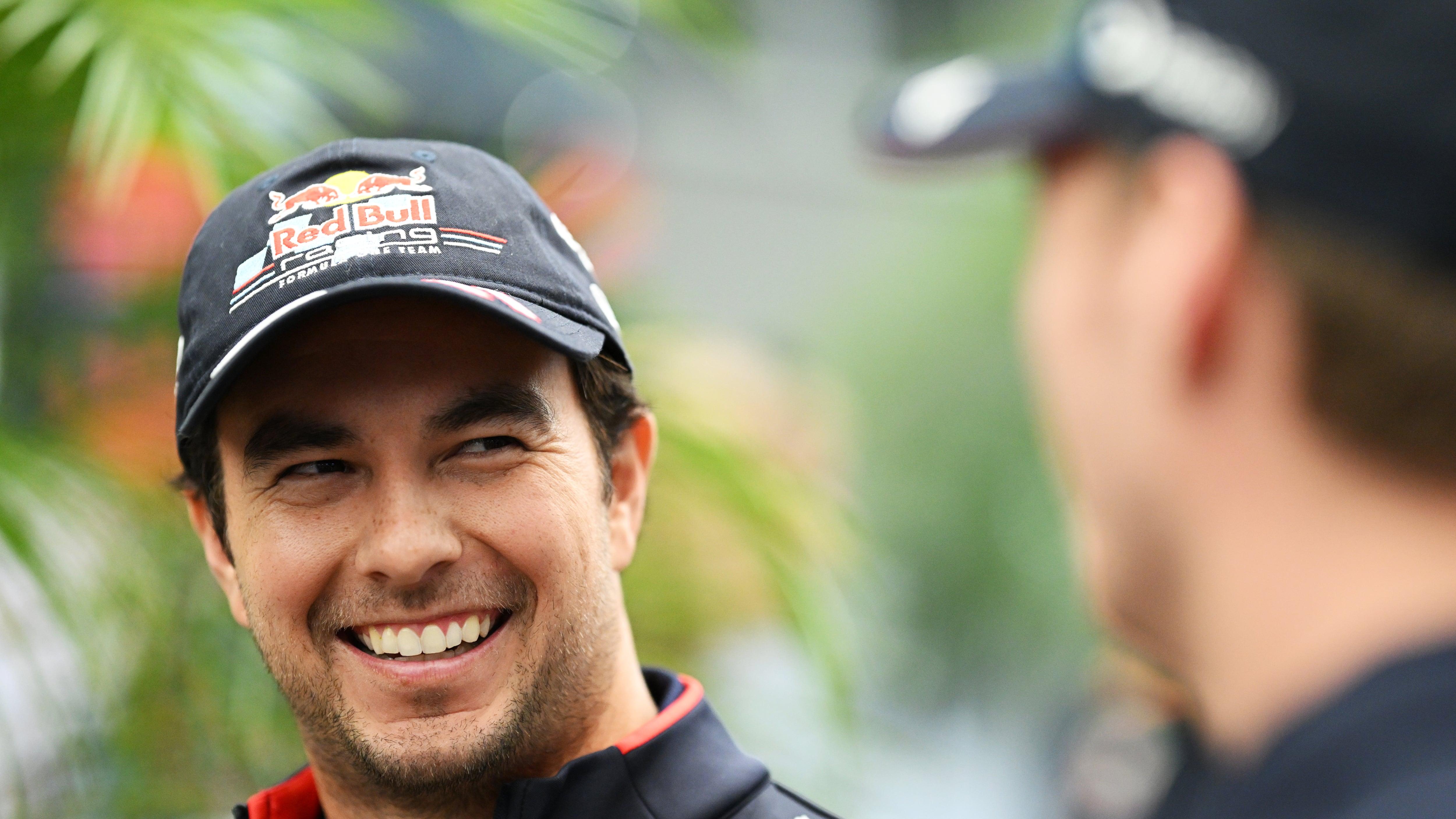 Checo Pérez tendría su asiento seguro en Red Bull para 2025.