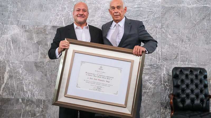 El gobernador Enrique Alfaro entregó el premio.