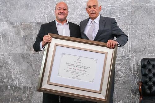 Enrique Alfaro entrega premio al Mérito Empresarial “René Justin Rivial León”