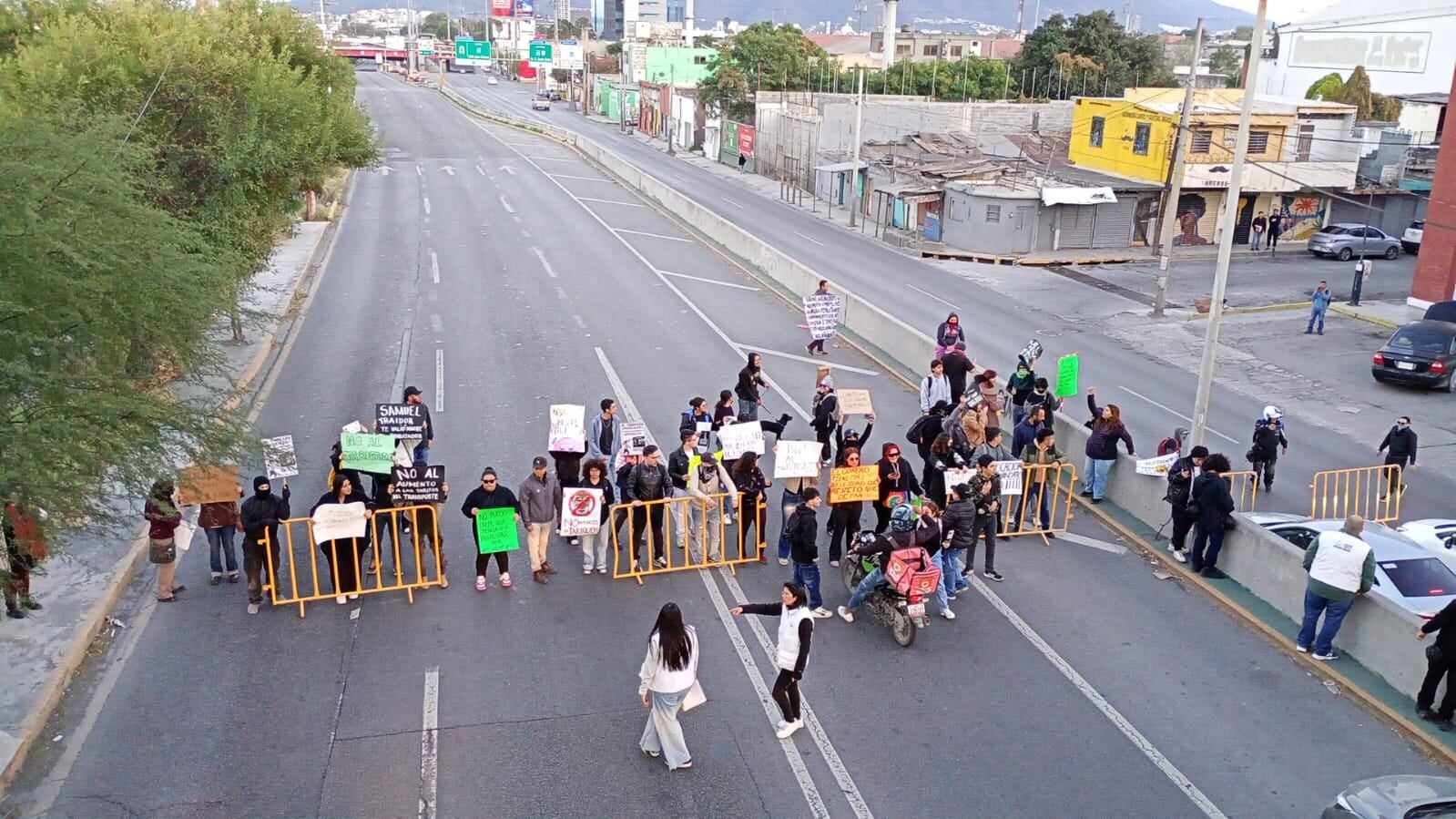 El bloqueo a las vialidades provocó un caos la tarde del lunes.