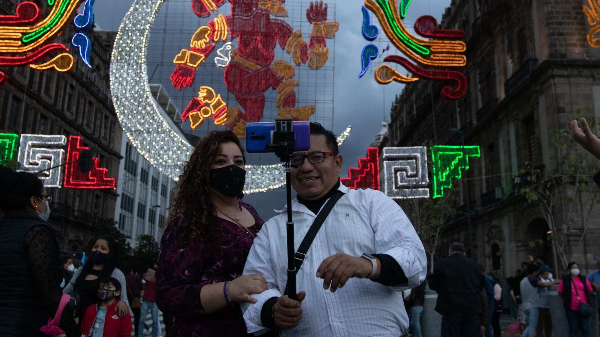 Capitalinos en el Centro Histórico de la CDMX.