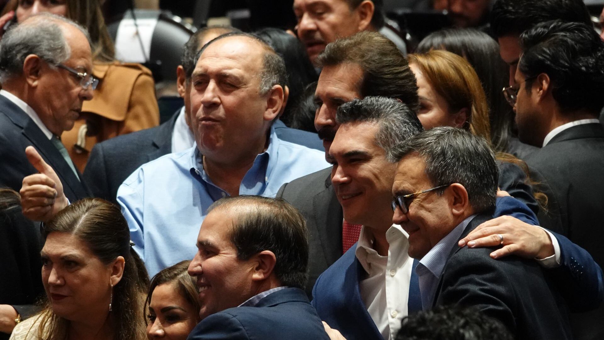 A pesar de que se decretó un receso de más de media hora para evaluar las reservas que habían presentado por el bloque opositor, la Mesa Directiva de la Cámara de Diputados decidió continuar con la discusión de la modificación al quinto transitorio.