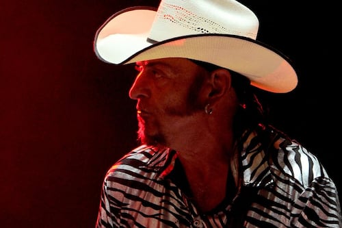 Carlos Segarra de Los Rebeldes comparte los detalles del estreno de ‘Gente Estridente’