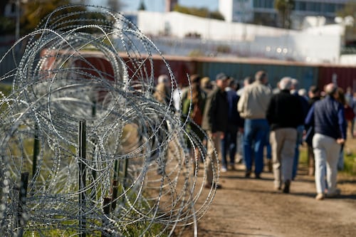 Corte Suprema permite cortar el alambre instalado por Texas en frontera con México