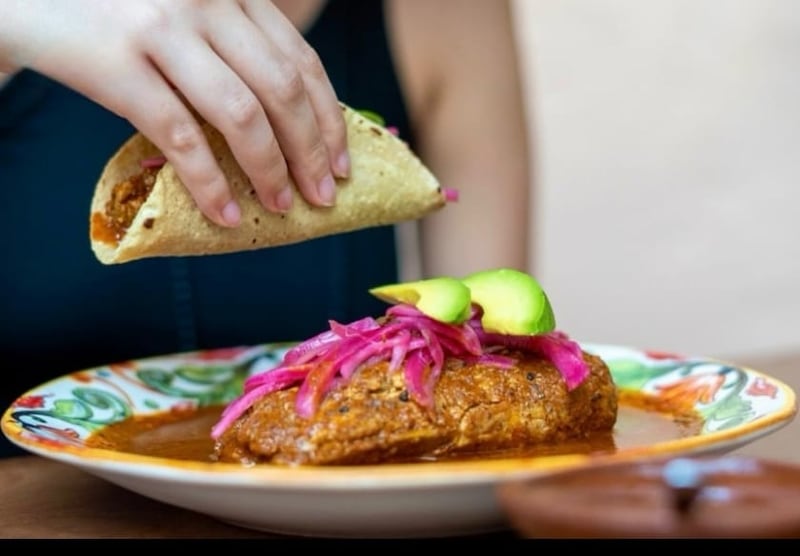 El reconocido chef mexicano recorre los rincones gastronómicos que más disfruta en Querétaro, desde puestos tradicionales hasta restaurantes de cocina internacional