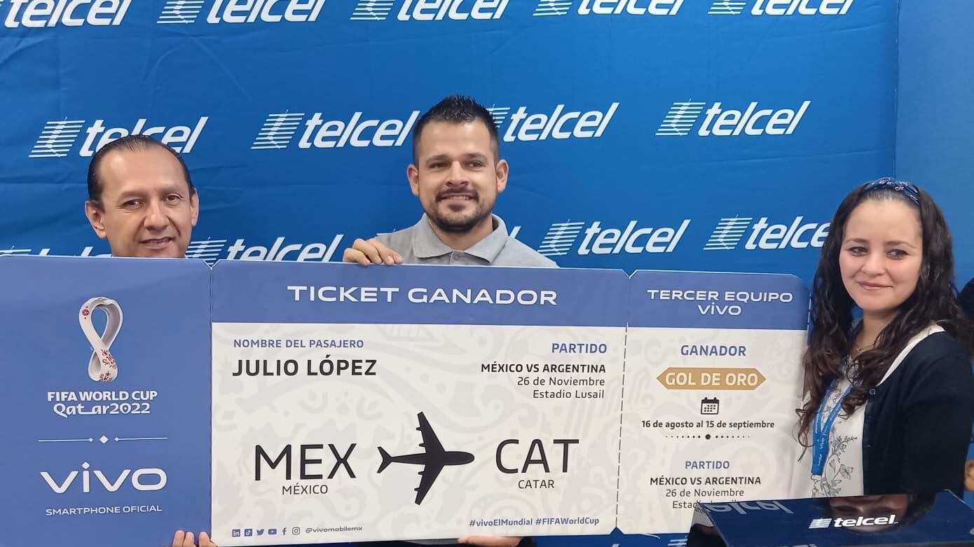 David Robles, subdirector comercial de Monterrey, de la Región 4 de Telcel; Julio López, ganador y Diana Ávalos, directora de Marketing de Vivo Smartphones.