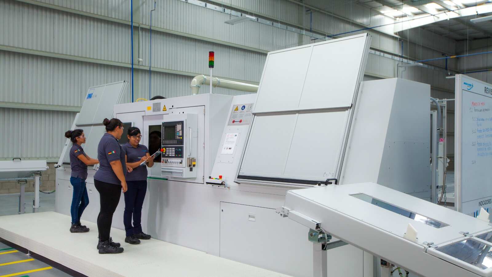 Mujeres en TIC. Aunque su presencia aún es limitada, cada vez más mujeres se abren paso en el sector tecnológico, accediendo a empleos mejor remunerados y con mayor formalidad.