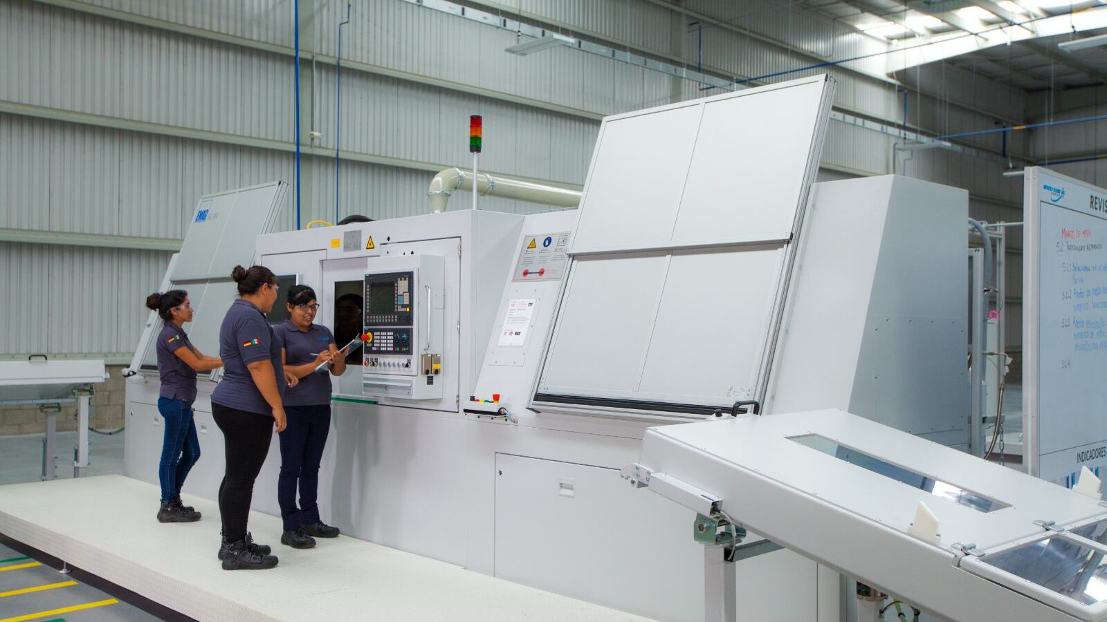 Mujeres en TIC. Aunque su presencia aún es limitada, cada vez más mujeres se abren paso en el sector tecnológico, accediendo a empleos mejor remunerados y con mayor formalidad.