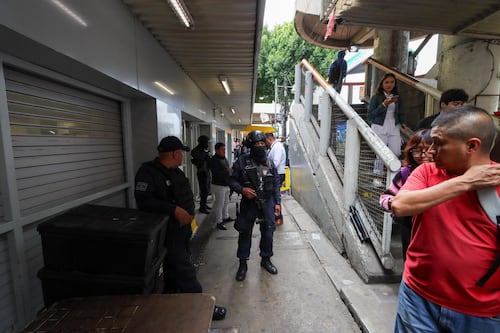 Asaltan a policía afuera del Metro Ecatepec y llega malherido a la estación a pedir ayuda