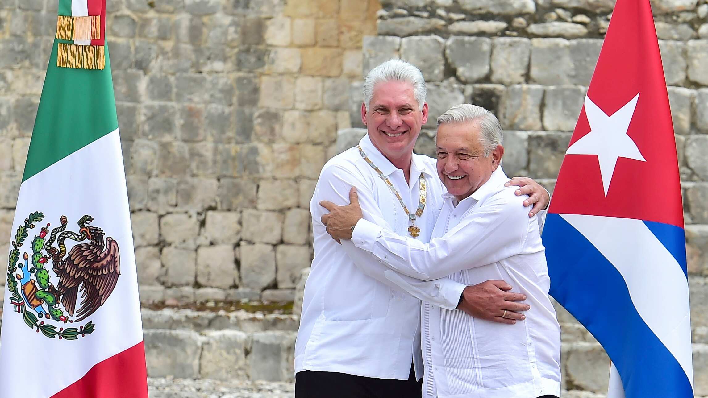 Edzná, Campeche, Campeche, México, 11 de febrero de 2023. 
Andrés Manuel López Obrador, presidente Constitucional de los Estados Unidos en la Imposición de la Condecoración de la Orden Mexicana del Águila Azteca al presidente de la República de Cuba, Miguel Díaz-Canel Bermúdez. 
Foto: Presidencia