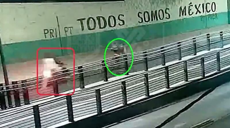 Las cámaras del C5 en la CDMX captaron el momento en que dos asaltantes despojaron de su celular a un repartidor de aplicación; la policía los agarró minutos después cenando en un puesto callejero.