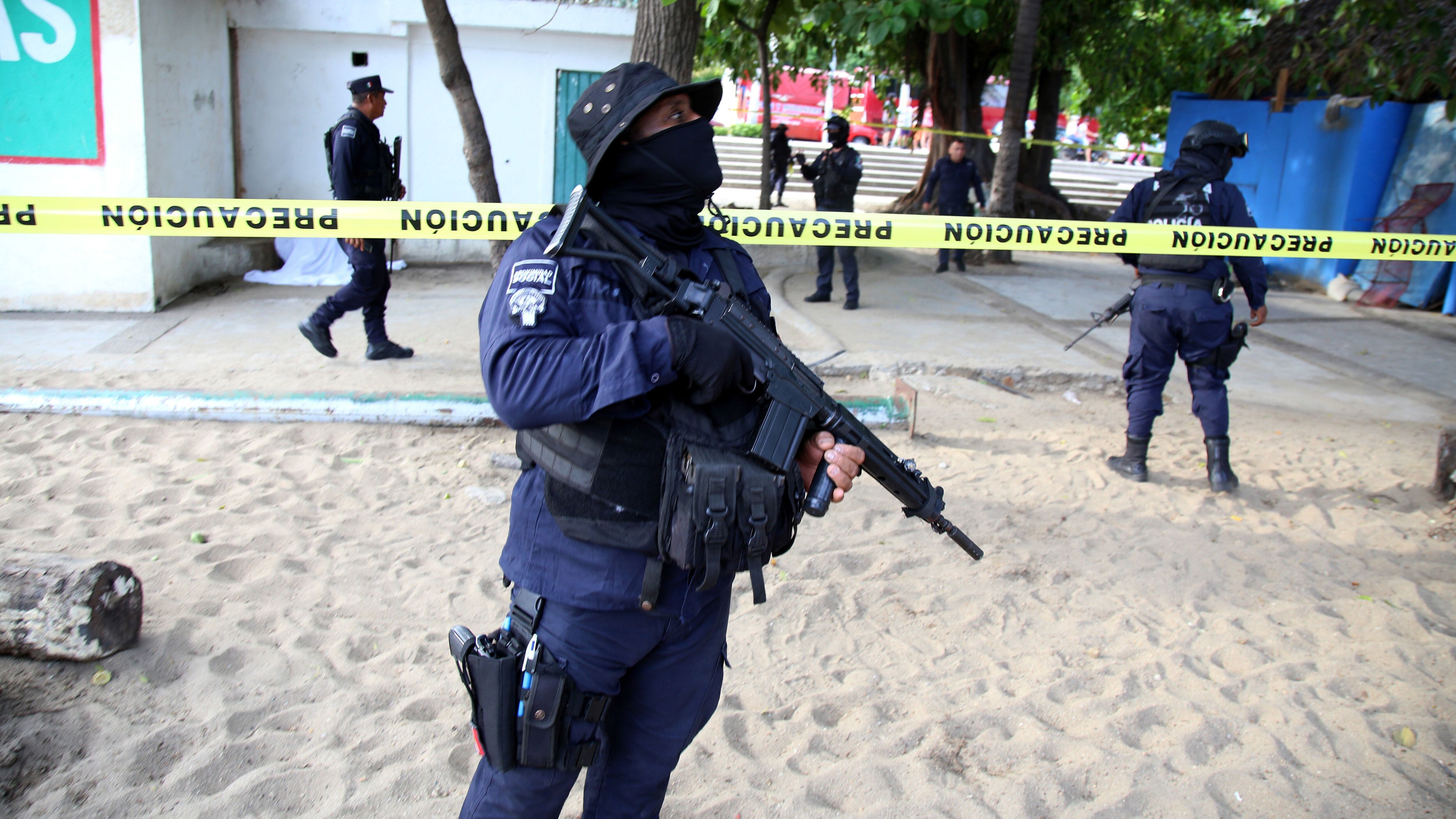ACAPULCO, GUERRERO, 30AGOSTO2019.- Un joven fue asesinado esta tarde en el área de baños públicos de la concurrida playa Papagayo de Acapulco. Policías estatales fueron los primeros en llegar a la escena para resguardan el lugar, mientras que el Servicio Médico Forense trasladó el cuerpo en calidad de desconocido.
FOTO: CARLOS ALBERTO CARBAJAL /CUARTOSCURO.COM