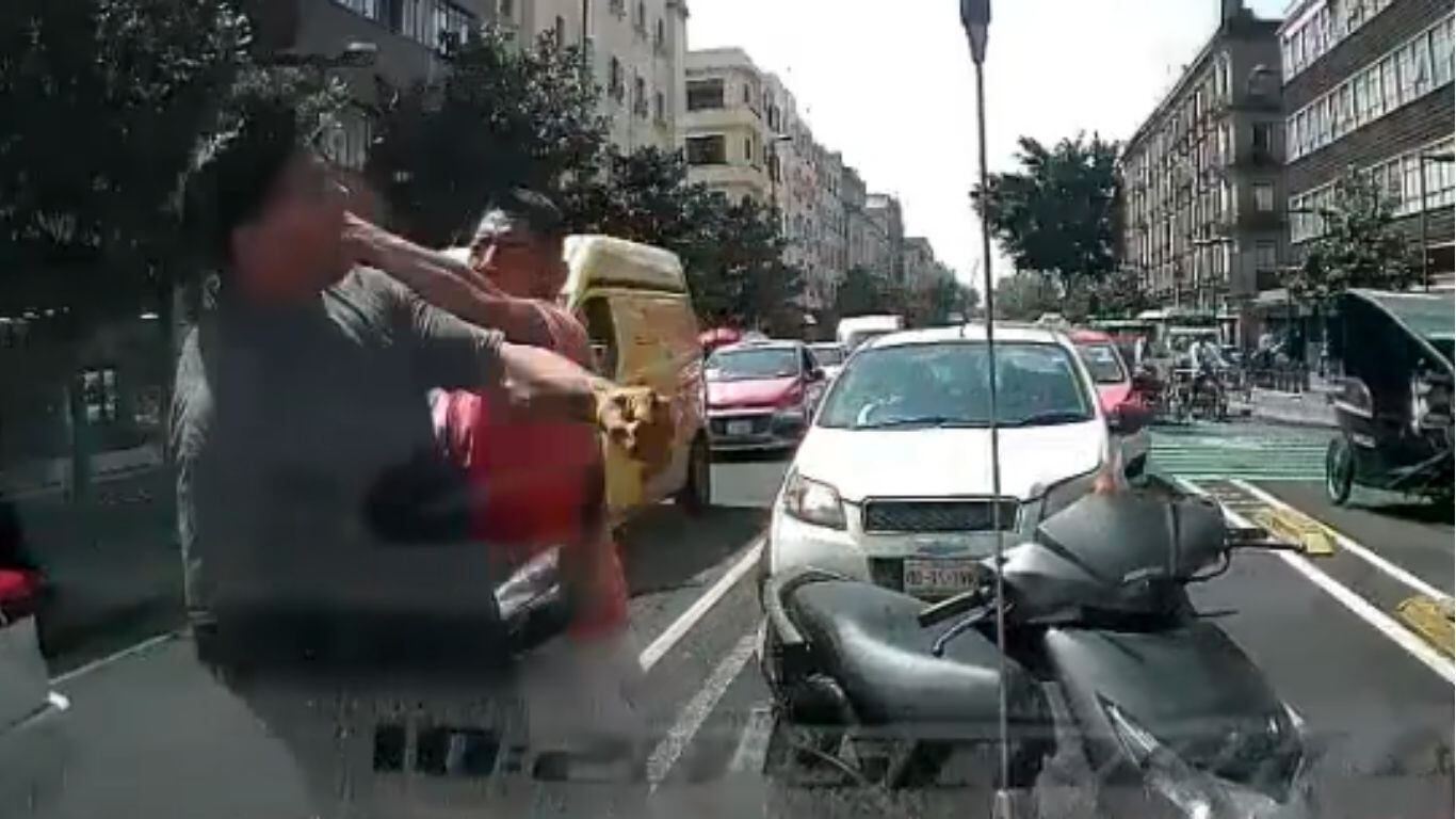 Usuarios identifican a motociclista agresor