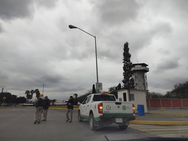 Personal de Medio Ambientel, encabezado por Félix Arratia, se presentaron en la refinería para clausurar.