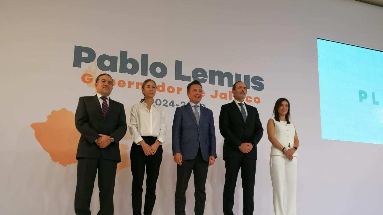 Pablo Lemus Navarro, gobernador electo de Jalisco, en un hotel de la zona Minerva en Guadalajara, presentó parte de su gabinete laboral para su administración 2024 – 2030, que inicia funciones el 6 de diciembre de este año.
Entre los perfiles se encuentran, Karina Hermosillo en la coordinación de Gestión del Territorio; Ricardo Barbosa, en la Secretaría del Trabajo; Elke Tepper, en el Centro de Conciliación Laboral; y Sergio Ramírez, en la Junta Local de Conciliación y Arbitraje.