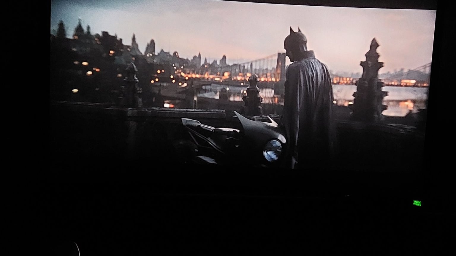 Fue en un cine de Austin, Texas donde un hombre quiso hacer una broma y llevó al murciélago metido en una caja y lo soltó en plena película 'The Batman'.