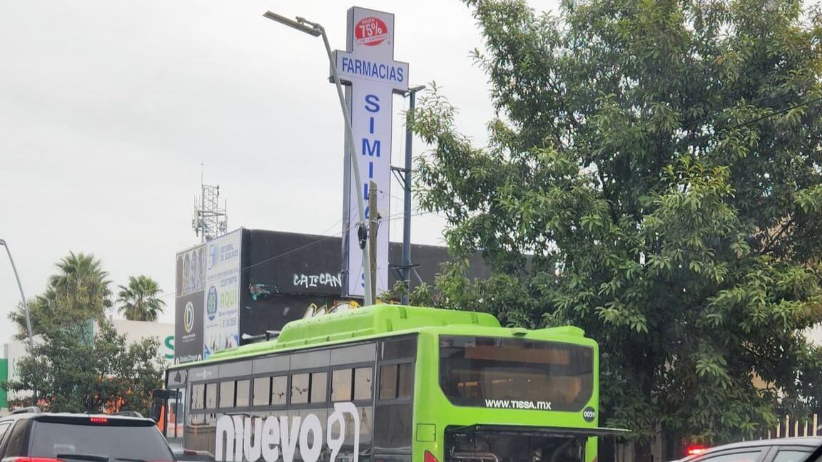 El camión se encontraba detenido y con la tapa del motor descubierta.