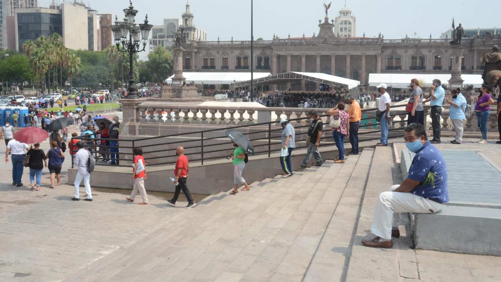 Largas filas en la vacunación