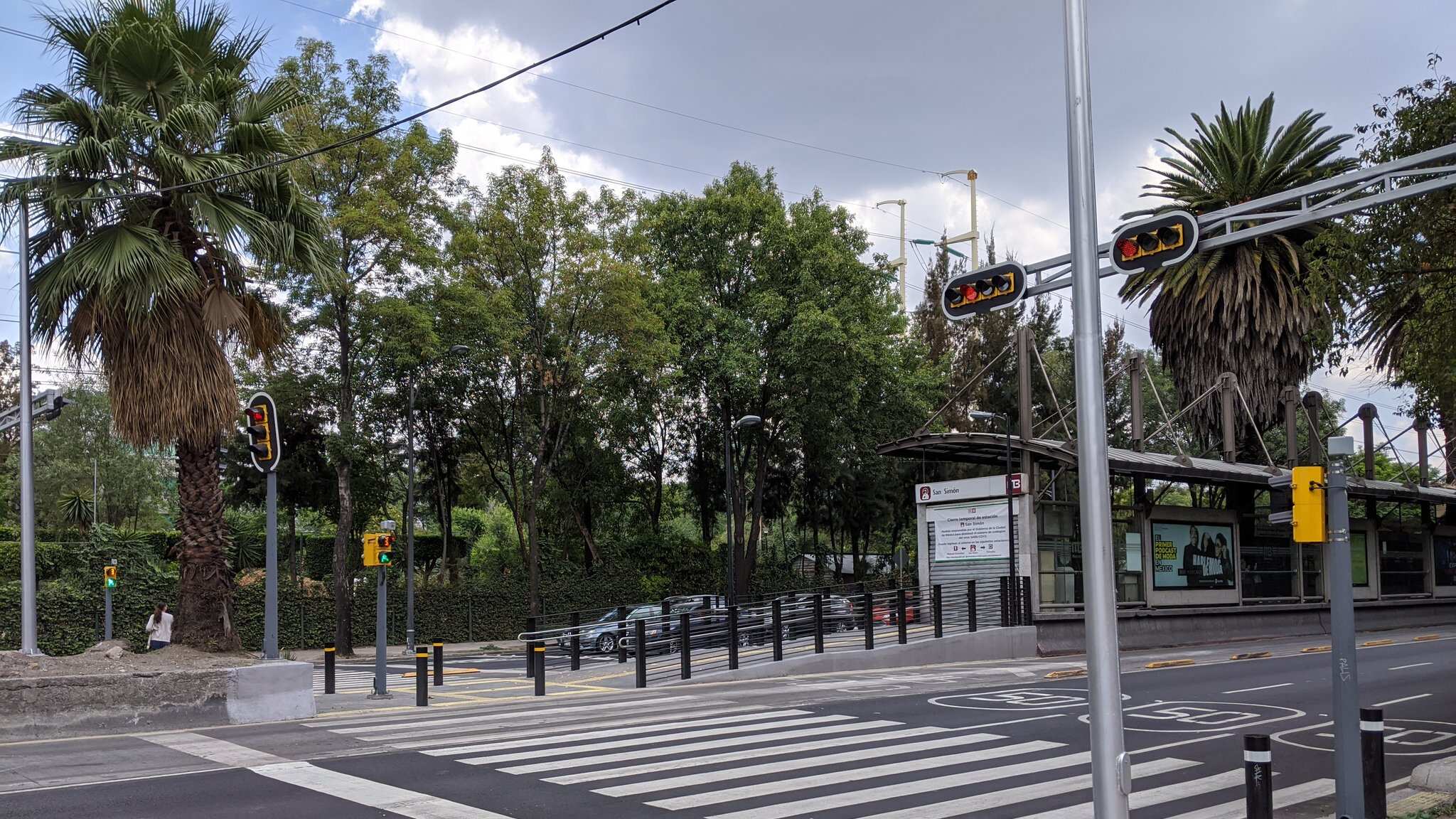 El puente peatonal ubicado en la esquina de Avenida Insurgentes Norte, a la altura de la calzada San Simón, fue desmantelado. En su lugar se instaló un paso peatonal a nivel de calle.