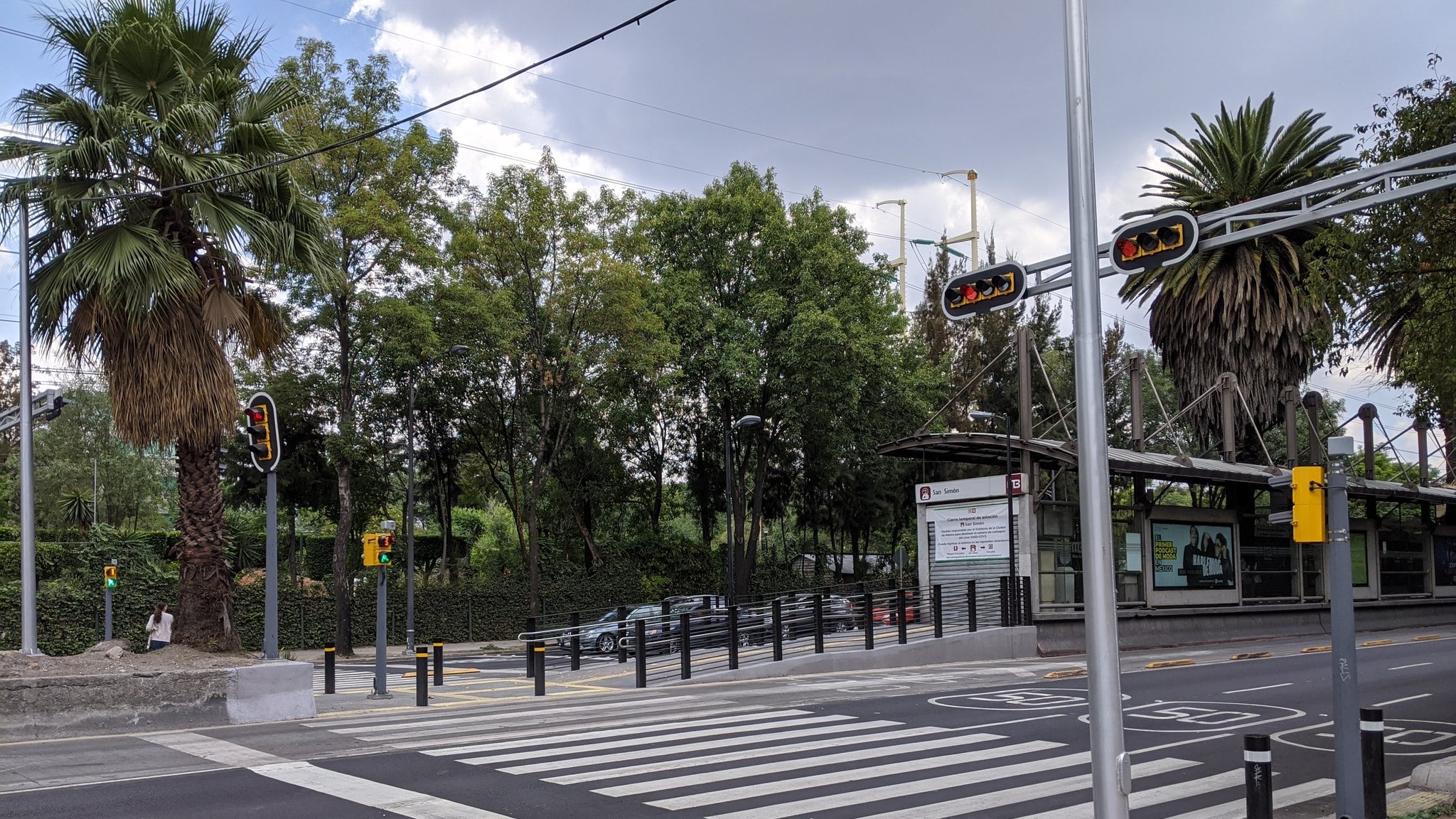 El puente peatonal ubicado en la esquina de Avenida Insurgentes Norte, a la altura de la calzada San Simón, fue desmantelado. En su lugar se instaló un paso peatonal a nivel de calle.